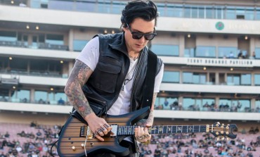 Avenged Sevenfold's Guitarist Synyster Gates Injures Leg During Show in Mansfield