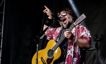 Tenacious D Covers Oasis’ Classic “Champagne Supernova”