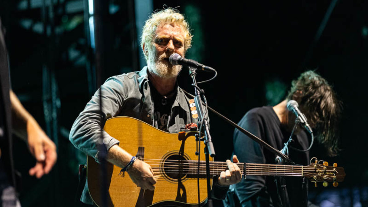Eddie Vedder Performs With Pixies, Billy Idol, Stephen Wilson Jr